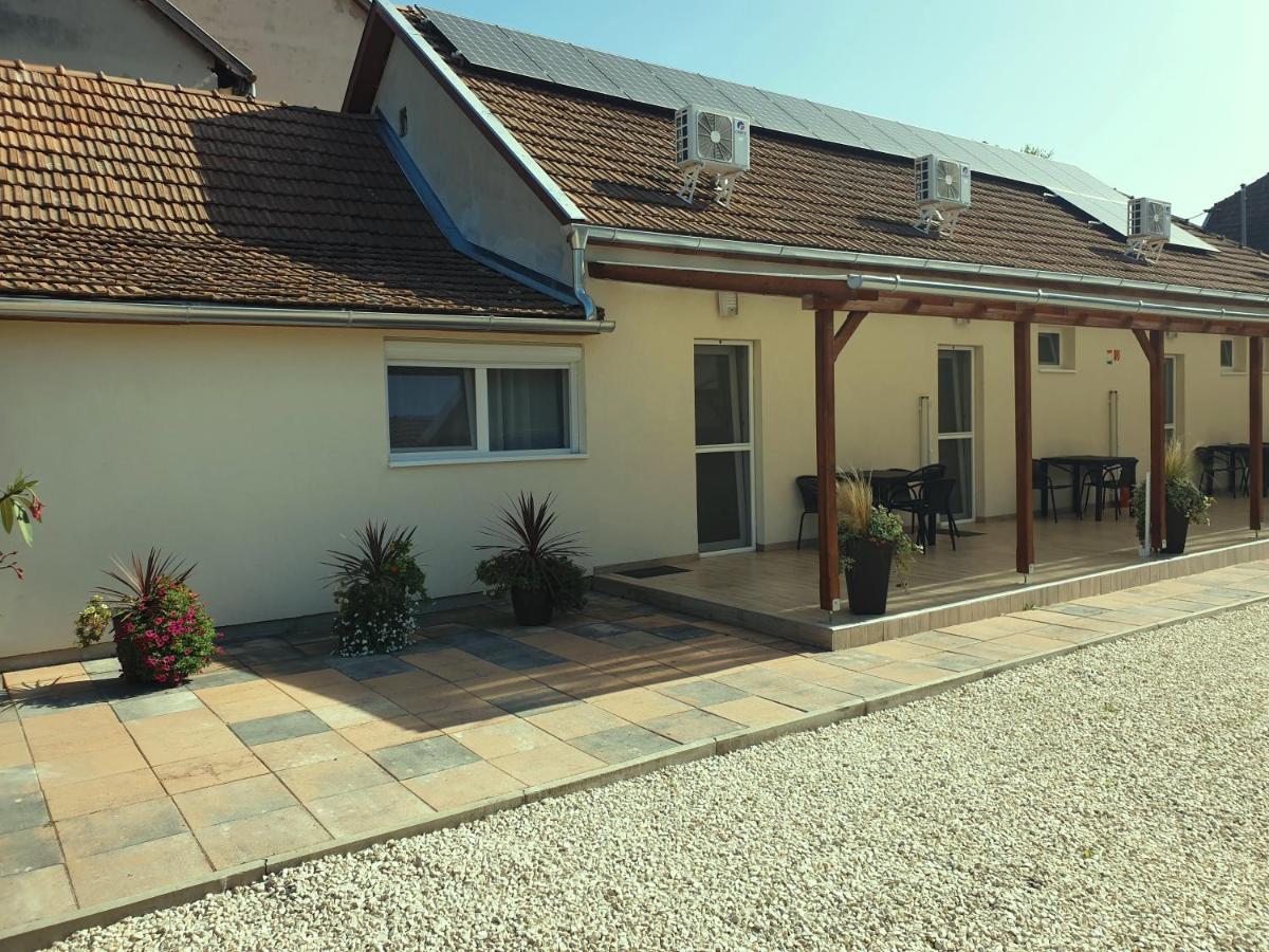 Ferienwohnung Lilien Deluxe Gyula Exterior foto